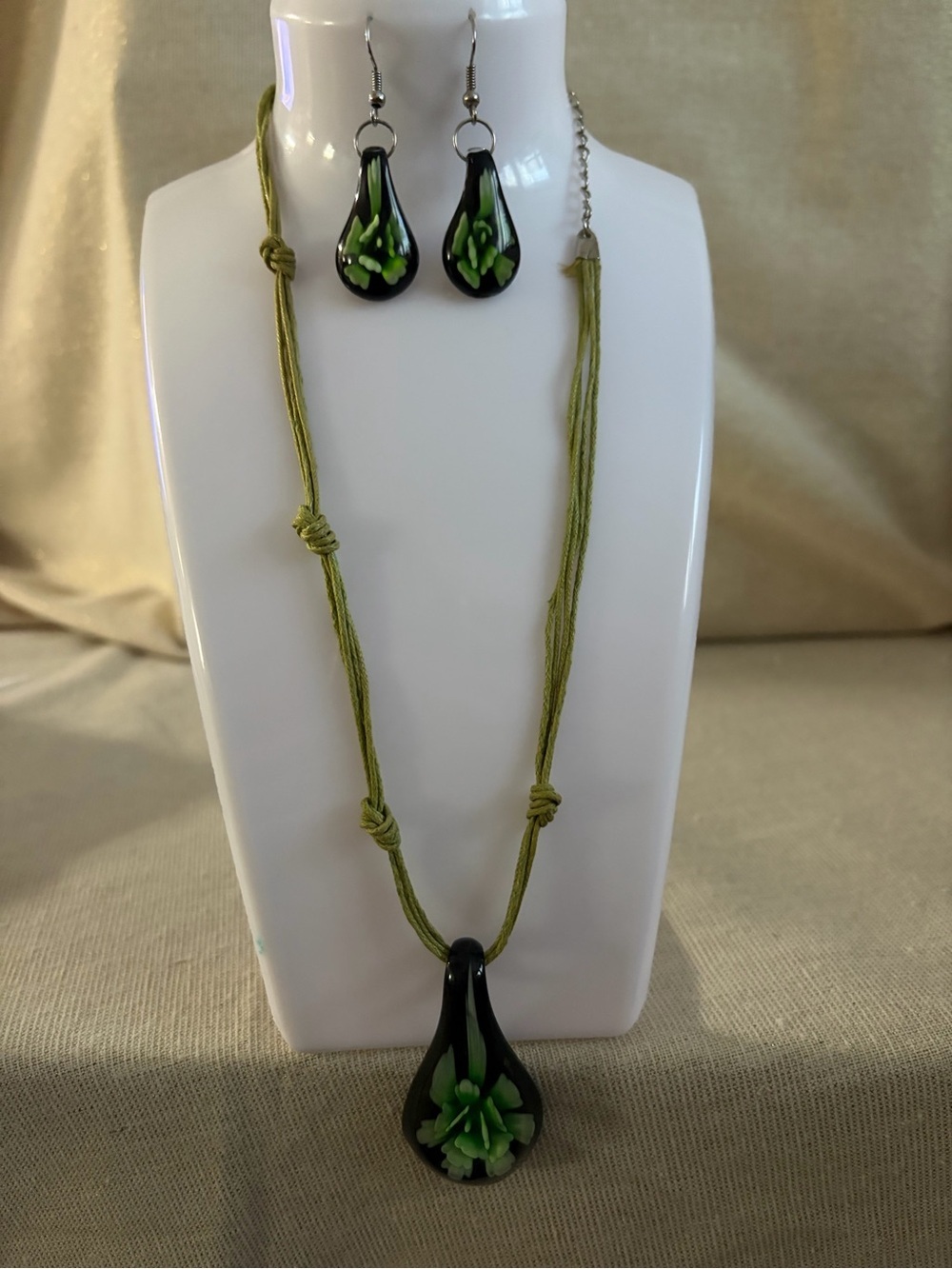 Green Glass Teardrop Necklace & Earring Set - Unbranded